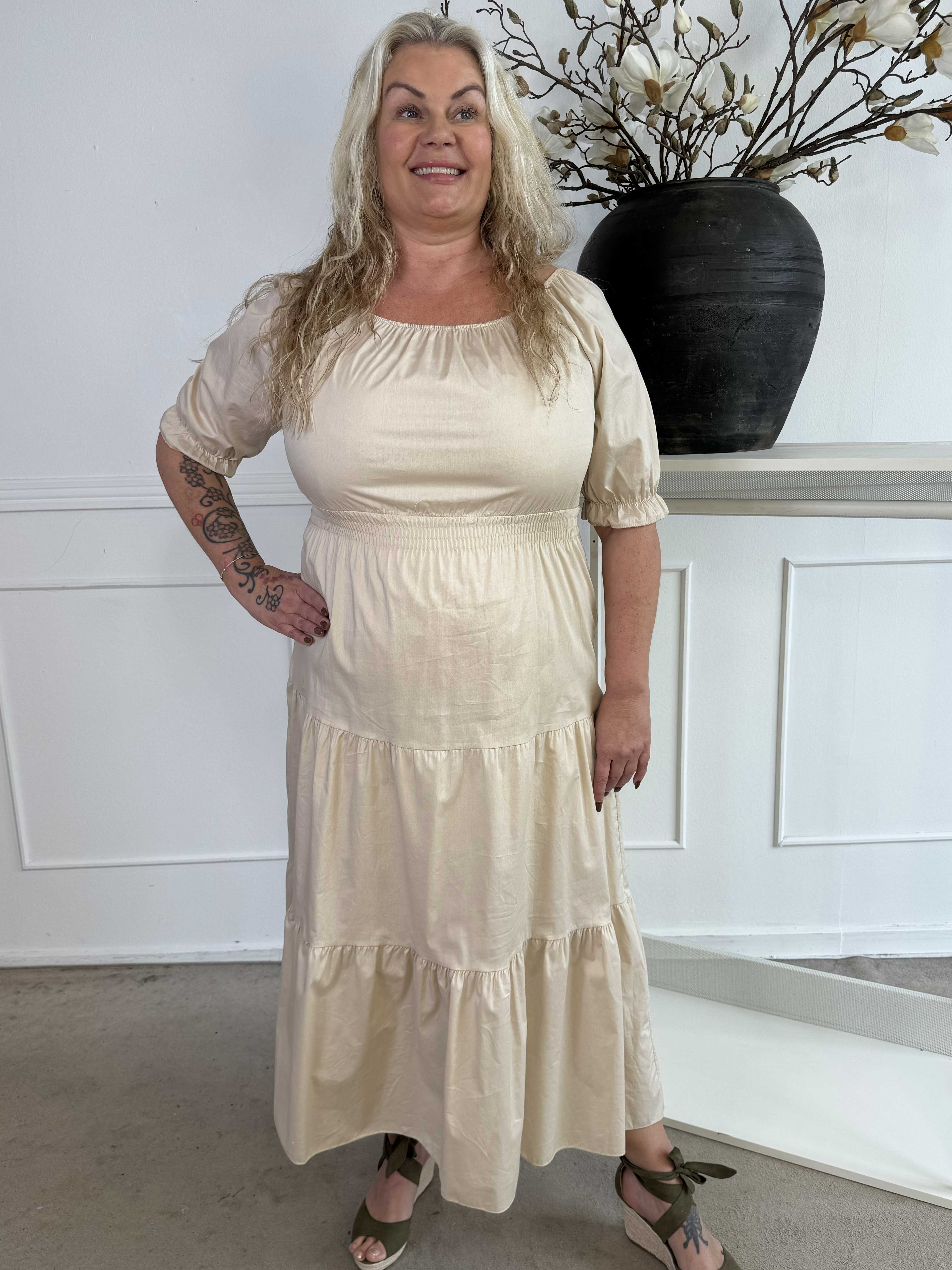Kayce - Plus size kjole i bomuld med elastik i udskæringen og taljen